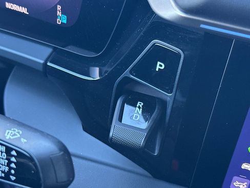 Certified 2025 Porsche Macan 4 Electric image 28