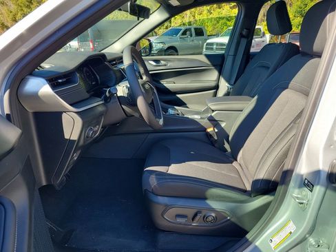 New 2025 Jeep Grand Cherokee Laredo w/ Luxury Tech Group I image 16