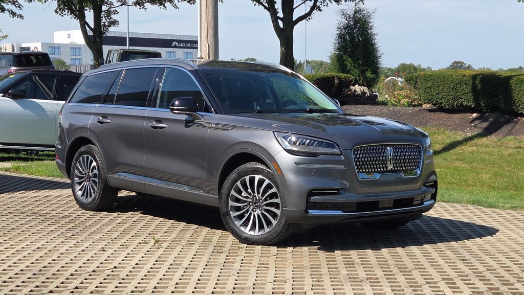 Used 2023 Lincoln Aviator AWD w/ Premium Package image 3