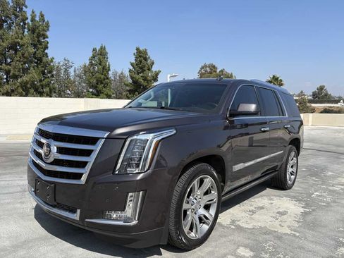 Used 2015 Cadillac Escalade Premium image 2