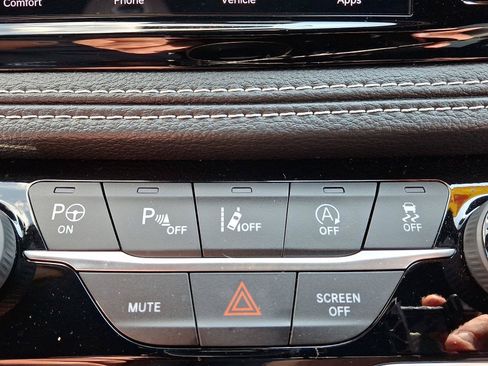 Used 2025 Chrysler Pacifica Select AWD/4WD image 27