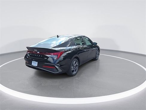 New 2025 Hyundai Elantra SEL image 8