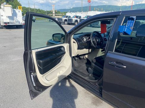 Used 2018 Dodge Grand Caravan SE w/ UConnect Hands-Free Group FWD image 7