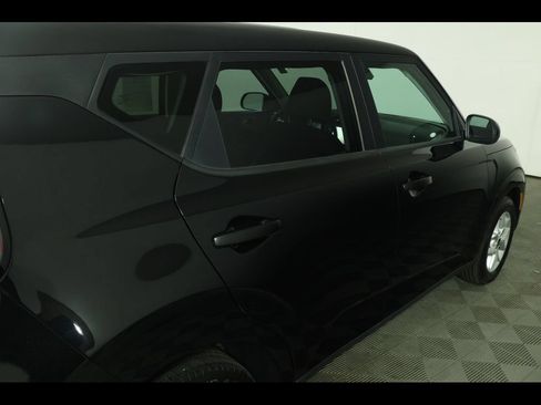 Used 2025 Kia Soul LX w/ LX Technology Package FWD image 18