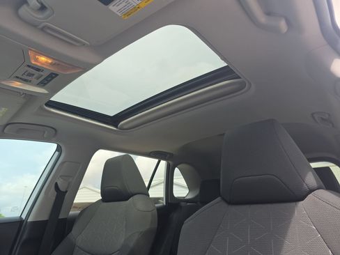 Used 2021 Toyota RAV4 XLE w/ Convenience Package FWD image 27