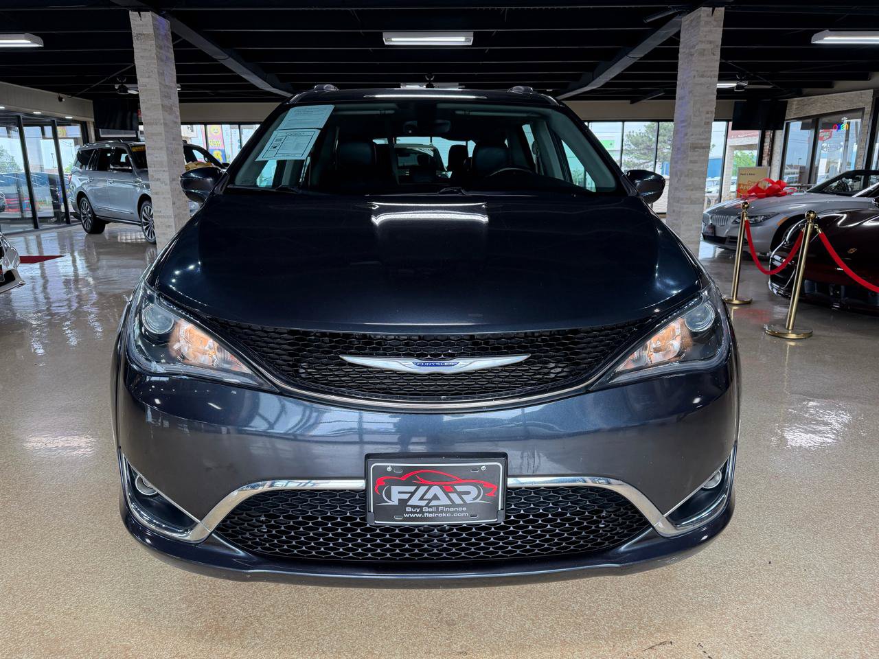 Used 2019 Chrysler Pacifica Touring-L FWD image 2