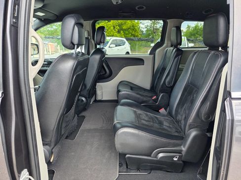 Used 2017 Dodge Grand Caravan SXT image 9