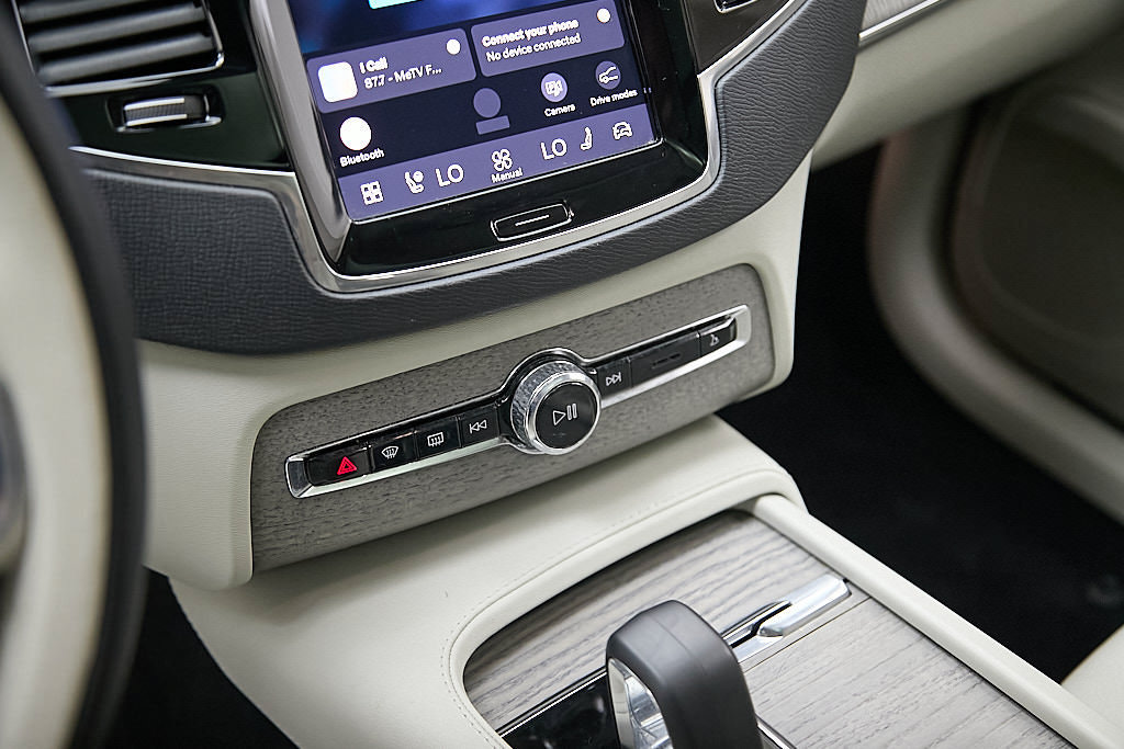 Certified 2023 Volvo XC90 B6 Plus w/ Protection Package AWD/4WD image 16