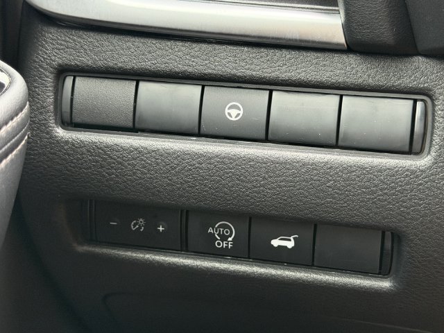 Used 2025 Nissan Rogue SV FWD image 27