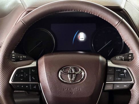 Used 2024 Toyota Sienna Platinum AWD/4WD image 19