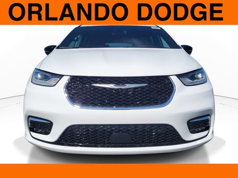 Used 2026 Chrysler Pacifica Select FWD image 3