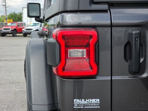 Used 2022 Jeep Wrangler Unlimited Rubicon w/ LED Lighting Group AWD/4WD image 13