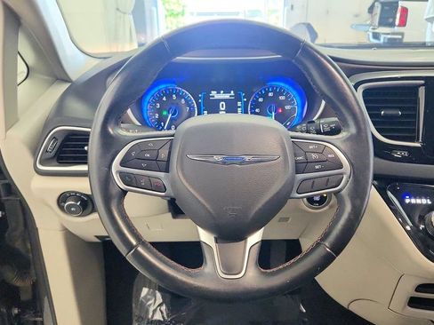Used 2017 Chrysler Pacifica Touring-L FWD image 25
