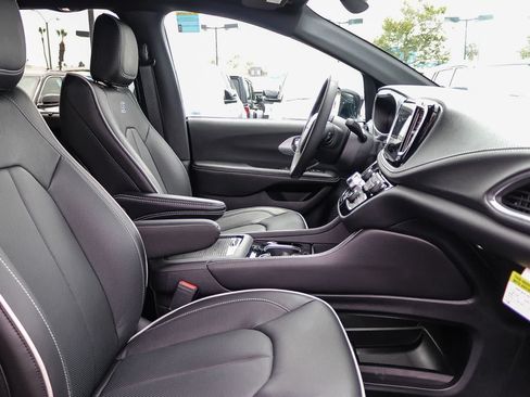 New 2026 Chrysler Pacifica Limited w/ S Appearance Package FWD image 18