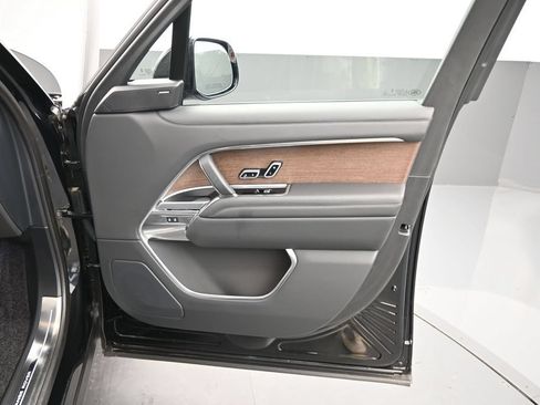 Used 2025 Land Rover Range Rover SE AWD/4WD image 4