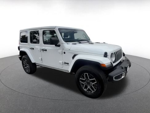 Used 2025 Jeep Wrangler Sahara image 2