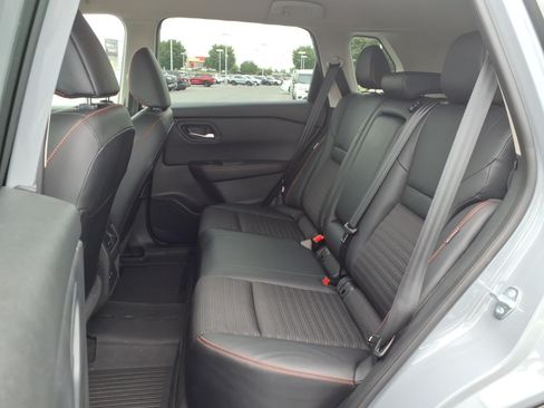 Used 2025 Nissan Rogue SV AWD/4WD image 17