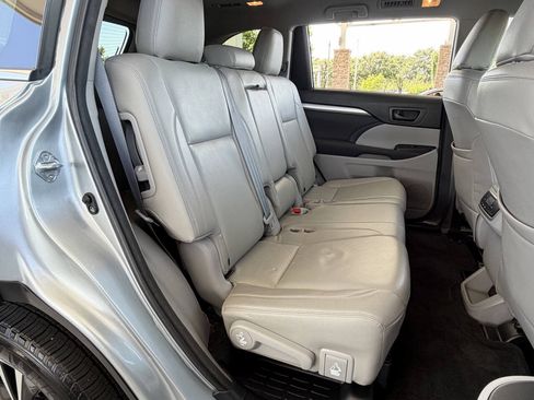 Used 2018 Toyota Highlander LE FWD image 25