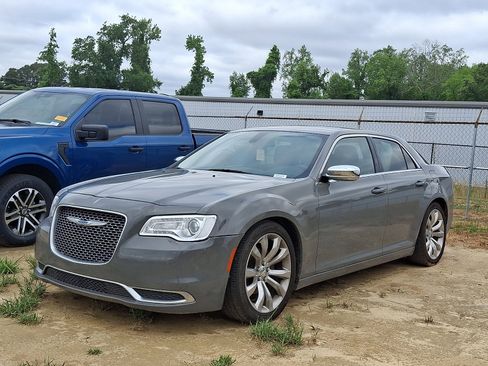 Used 2019 Chrysler 300 Touring w/ Chrome Appearance Package RWD image 3