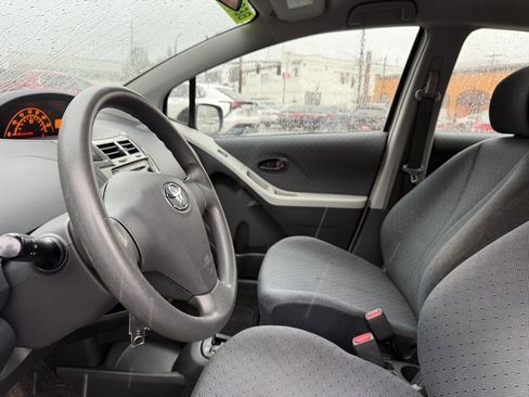 Used 2011 Toyota Yaris 4-Door Hatchback image 15