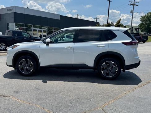 Certified 2026 Nissan Rogue SV FWD image 6