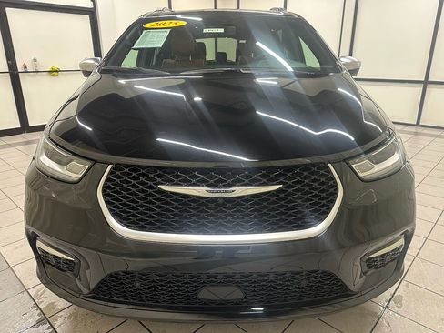 Used 2025 Chrysler Pacifica Pinnacle image 12