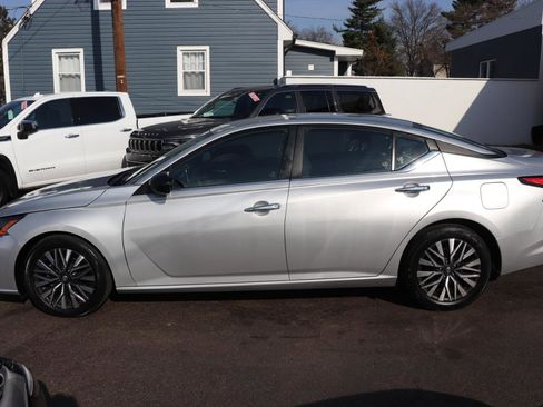 Used 2024 Nissan Altima 2.5 SV image 2