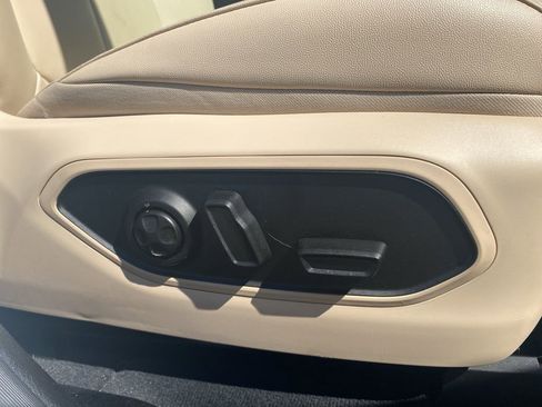 Used 2023 Jeep Grand Cherokee Limited w/ Black Appearance Package image 10