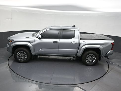Used 2025 Toyota Tacoma Limited AWD/4WD image 16
