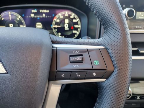 New 2025 Mitsubishi Outlander SE image 28