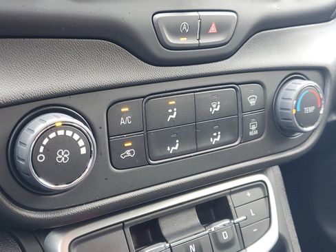 Used 2024 GMC Terrain SLE image 28