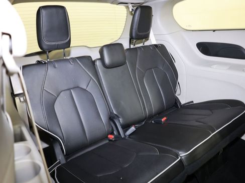 Used 2024 Chrysler Pacifica Limited FWD image 42