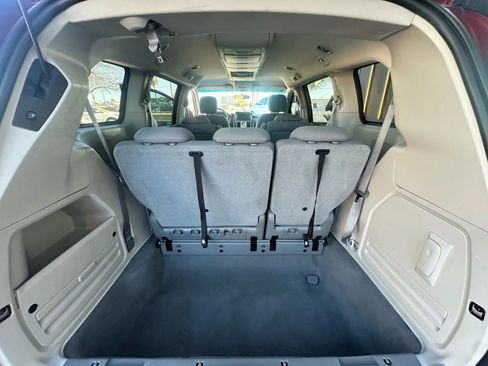 Used 2009 Chrysler Town & Country Touring FWD image 30