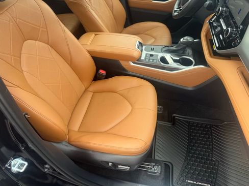 Used 2025 Toyota Highlander Platinum AWD/4WD image 57