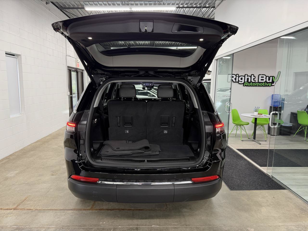 Used 2023 Jeep Grand Cherokee L Limited AWD/4WD image 17