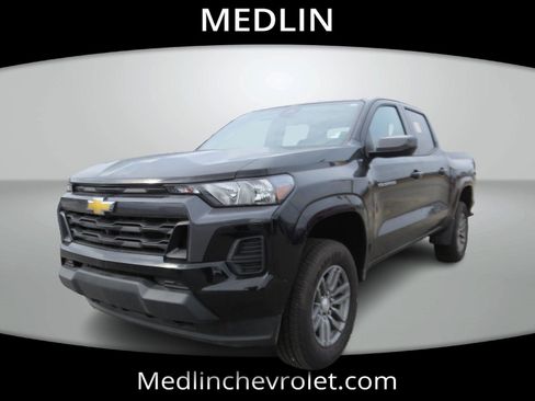 Used 2025 Chevrolet Colorado W/T w/ Advanced Trailering Package AWD/4WD image 4