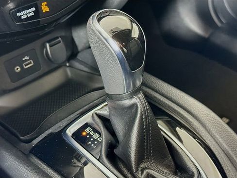 Certified 2018 Nissan Rogue SV image 17