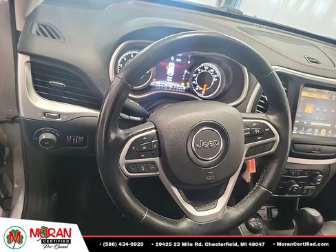 Used 2017 Jeep Cherokee Trailhawk w/ Cold Weather Group AWD/4WD image 9