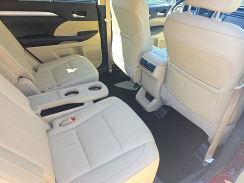 Certified 2017 Toyota Highlander XLE image 18