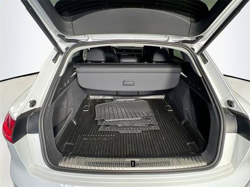 Used 2023 Audi e-tron Premium Plus w/ Premium Plus Package image 28