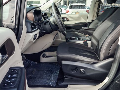 Used 2018 Chrysler Pacifica Touring Plus image 2