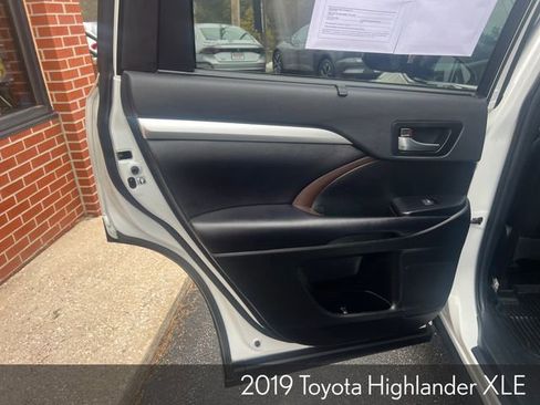 Used 2019 Toyota Highlander XLE image 24