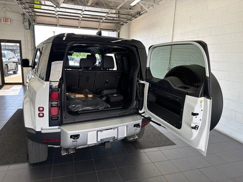 Used 2024 Land Rover Defender 110 SE AWD/4WD image 9