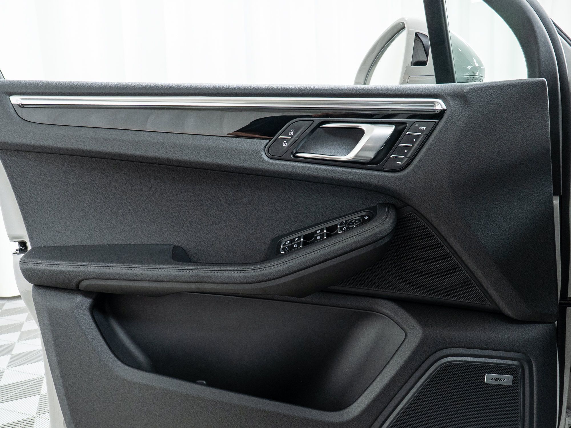 Certified 2025 Porsche Macan AWD/4WD image 14