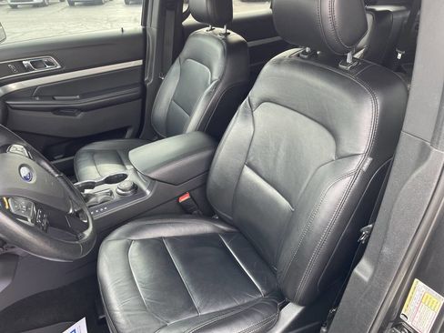 Used 2017 Ford Explorer XLT w/ Equipment Group 202A image 3
