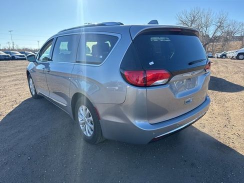 Used 2019 Chrysler Pacifica Touring-L image 3