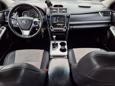 Used 2014 Toyota Camry L image 10