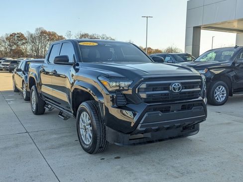Used 2025 Toyota Tacoma SR image 5