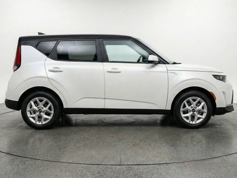 Used 2025 Kia Soul LX w/ LX Technology Package FWD image 11