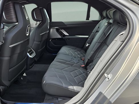 New 2025 BMW i7 xDrive60 image 10